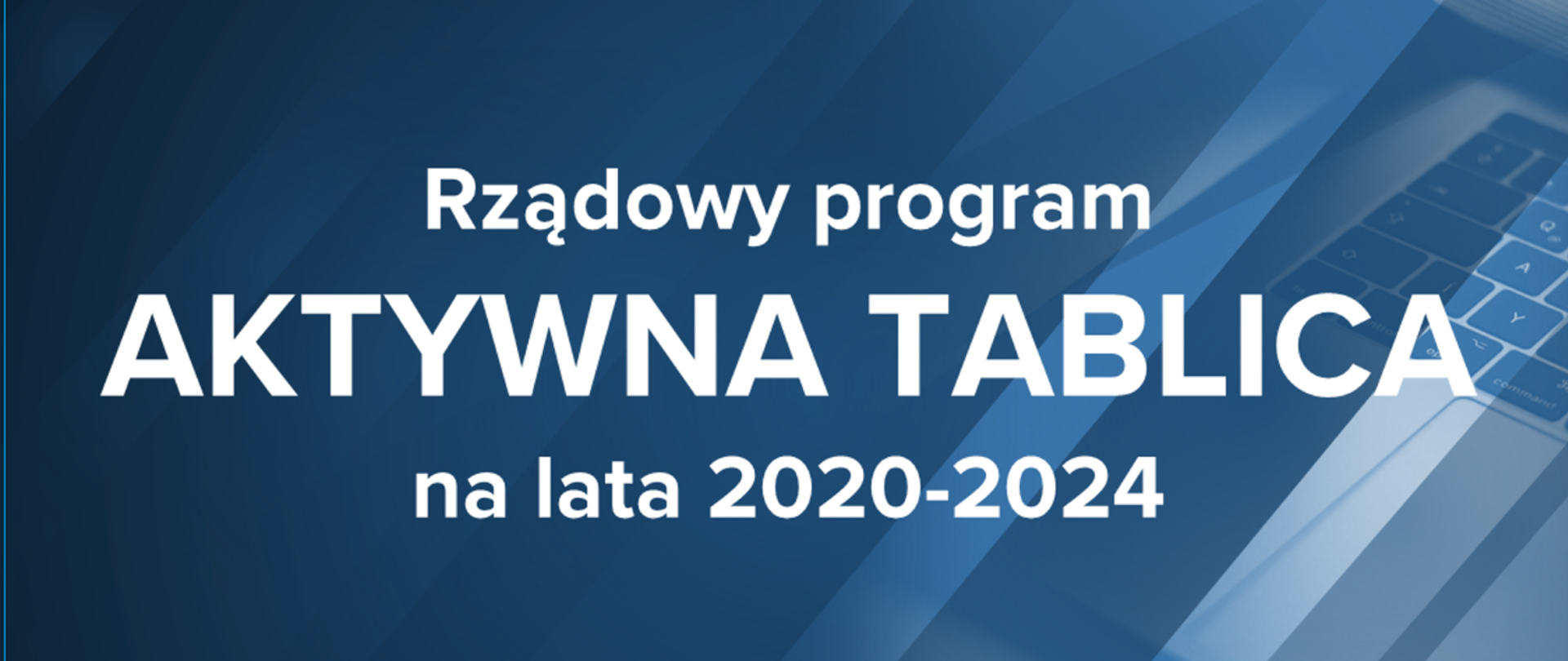 Napis „Rządowy program AKTYWNA TABLICA na lata 2020–2024” na granatowym tle z fragmentem klawiatury laptopa po prawej stronie.