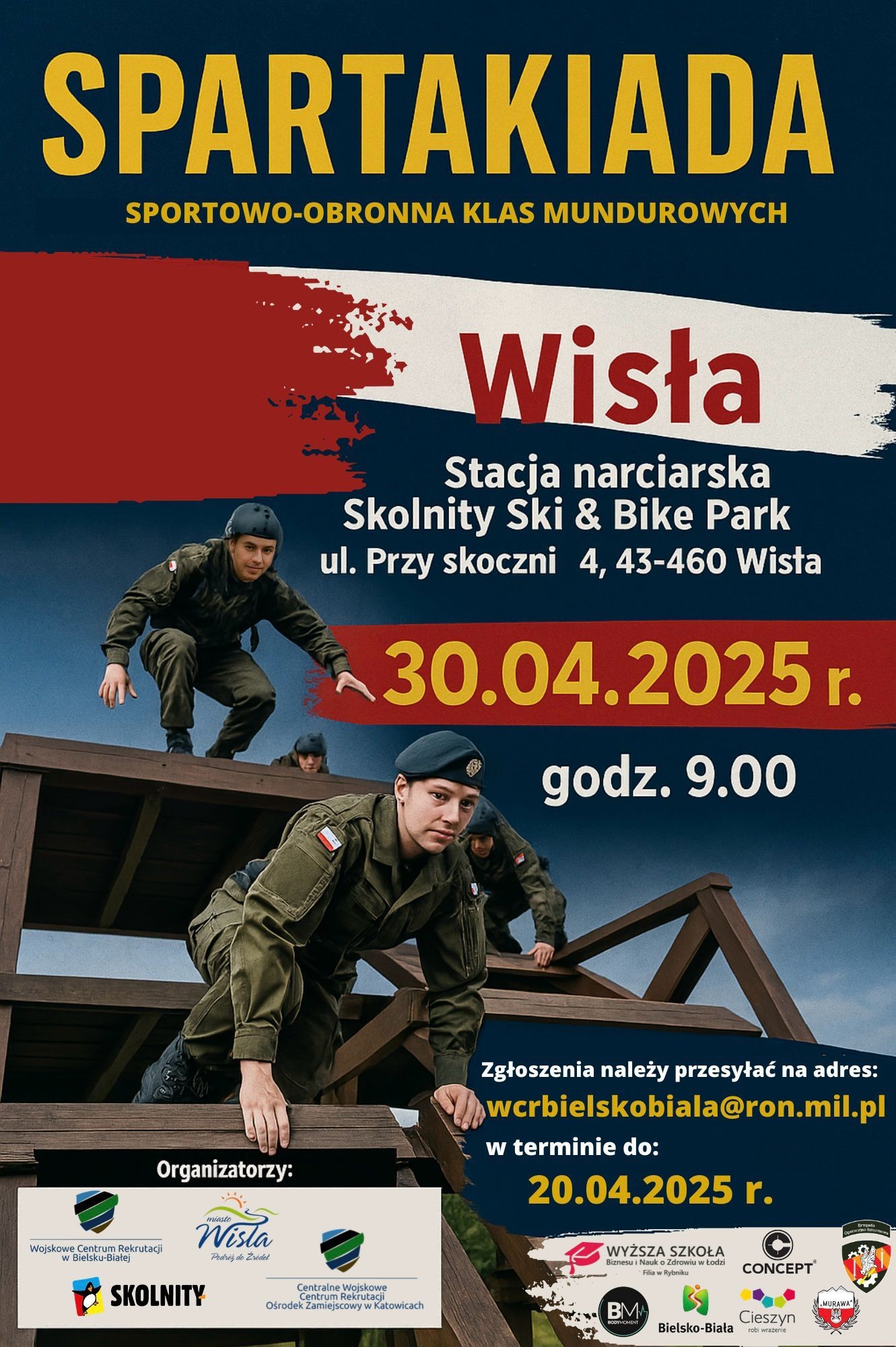Plakat informuje o Spartakiadzie Sportowo-Obronnej Klas Mundurowych, która odbędzie się 30 kwietnia 2025 r. w Wiśle. Uczestnicy na zdjęciu pokonują tor przeszkód w umundurowaniu. Podane są szczegóły wydarzenia i dane kontaktowe.