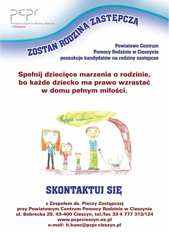 Plakat zachęca do zostania rodziną zastępczą, prezentując rysunek dziecka przedstawiający szczęśliwą, kolorową rodzinę pod dużym, czerwonym parasolem. Poniżej znajduje się tekst informujący, że Powiatowe Centrum Pomocy Rodzinie w Cieszynie poszukuje kandydatów na rodziny zastępcze. Na dole plakatu podane są kontaktowe informacje do Centrum.