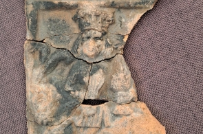 Kafel piecowy z przedstawieniem drugiego króla niosącego kadzidło z tryptyku "pokłon trzech króli".