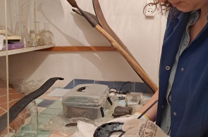 Małgorzata Piwko wykonuje konserwację przedmiotów z żelaza