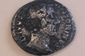 Denar rzymski z wizerunkiem Antoninusa Piusa- stan przed konserwacją