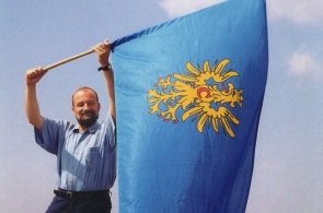 Andrzej Georg z flagą Powiatu Cieszyńskiego 