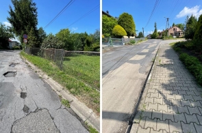 Asfaltowa ulica w Cieszynie otoczona zabudową jednorodzinną i zielenią. Widoczne łaty i ubytki w nawierzchni, chodnik z kostki brukowej, metalowe ogrodzenia, znaki ograniczenia ruchu i słupy energetyczne.