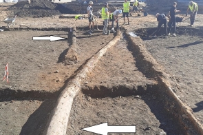 wodociągi drewniane biegnące środkiem Rynku w kierunku fontanny