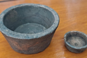 Dwa odważniki kubeczkowate.