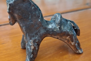 Ceramiczny konik - zabawka dziecięca.