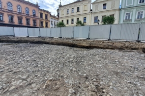 Kolejna partia odsłoniętego bruku z koleinami.