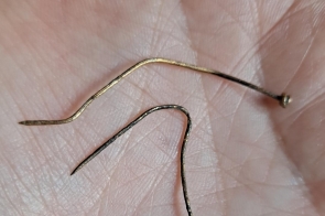 Ciężko jest znaleźć igłę w stogu siana... Równie trudno dwie igły w hałdzie ziemi ;-)