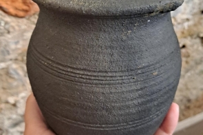 Niemal cały garnek z obiektu drewnianego.