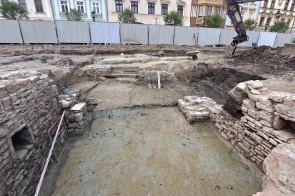 Widok na piwnicę i schody drewniane w stronę zachodnią