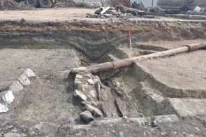 Profil nawarstwień historycznych na osi N-S z widoczną niecką po cieku wodnym