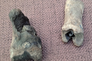 Dwie kości do gry wykonane z paliczków bydlęcych wypełnionych ołowiem