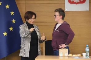 Janina Żagan wicestarosta powiatu cieszyńskiego rozmawia z  Anną Paluch, prowadzącą szkolenie