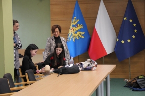 Dwie uczestniczki szkolenia w towarzystwie wicestarosty Janiny Żagan