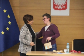 Janina Żagan wicestarosta powiatu cieszyńskiego wręcza drobny upominek Annie Paluch, prowadzącej szkolenie