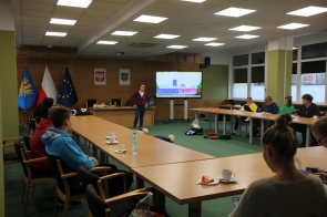 widok na salę sesyjną, za stołami siedzą uczestnicy szkolenia 