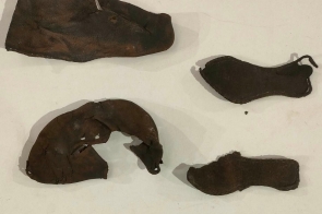 Fragmenty obuwia dziecięcego w trakcie konserwacji