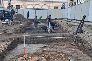 Badania przy wschodniej pierzei. Na pierwszym planie duży, nowożytny obiekt kamienno-ceglany