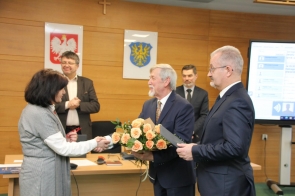 dr Małgorzata Kiereś w towarzystwie Mieczysława Szczurka, Starosty Cieszyńskiego i Stanisława Kubiciusa, Przewodniczącego Rady Powiatu Cieszyńskiego