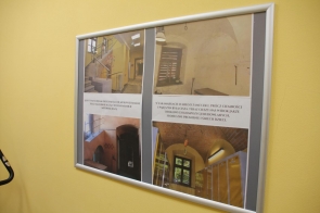 tablica pamiątkowa ze zdjęciami, jak przed remontem wyglądał obecny OREW