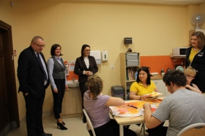 dzieci siedzące przy stoliku w klasie bażanowickiego OREW-u podczas zajęć