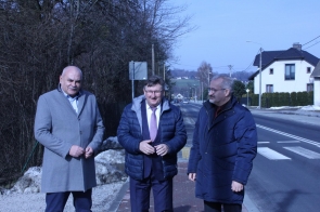 od lewej - wiesław sosin, dyrektor powiatowego zarządu dróg publicznych w cieszynie, jerzy pilch, wójt brennej oraz mieczysław szczurek, starosta cieszyński