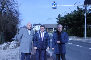 od lewej - wiesław sosin, dyrektor powiatowego zarządu dróg publicznych w cieszynie, jerzy pilch, wójt brennej oraz mieczysław szczurek, starosta cieszyński