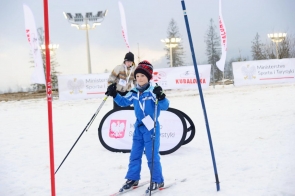 mały chłopiec na nartach