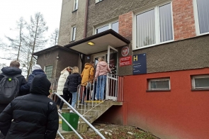 grupa zwiedzająca na schodach przed wejściem do Instytutu Muzyki