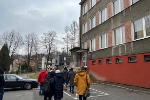 grupa zwiedzająca na dworze kierują się do wejścia do Instytutu Muzyki