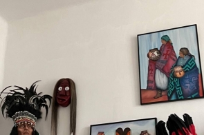 maski, obrazy, ubiory z Afryki w sali antropologii 