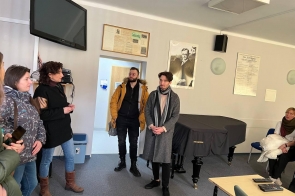 studenci opowiadają o doświadczeniach w sali dydaktycznej Instytutu Muzyki