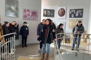 pani Katarzyna Marcol prowadza grupę przez budynek gier i przestrzeni wizualnej