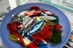 kawałki kolorowego szkła na talerzu