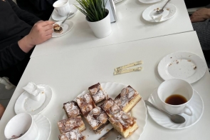 stół z ciastkami i kawą na uczelnianej stołówce, uczestnicy częstują się