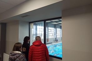 grupa zwiedzająca ogląda basen uniwersytetu Śląskiego w Cieszynie