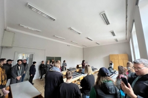 grupa uczestników zwiedzania w sali dydaktycznej