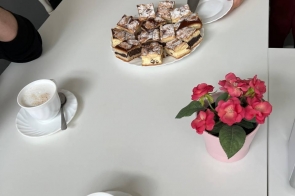 stół z ciastkami i kawą na uczelnianej stołówce, uczestnicy częstują się