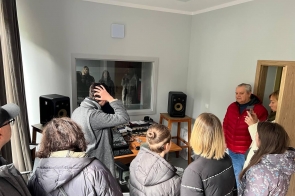 grupa zwiedzająca w studio dźwiękowym