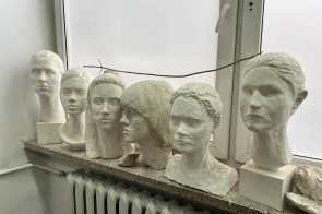 rzeźbiony głowy studentów na parapecie w pracowni rzeźby