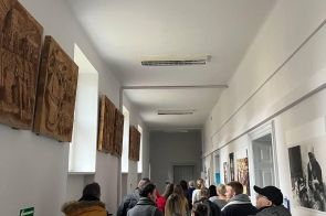 grupa uczestników zwiedzania idąca korytarzem budynku głównego Uniwersytetu Śląskiego w Cieszynie