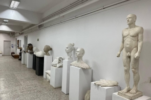 korytarz z rzeźbami studentów