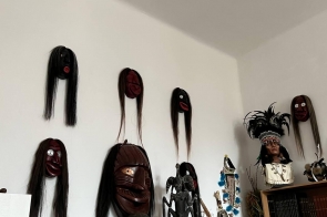 maski, obrazy, ubiory z Afryki w sali antropologii 