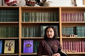 dr hab, Katarzyna Marcol, prof. UŚ na tle półek z książkami w sali antropologii