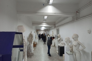 korytarz z rzeźbami studentów