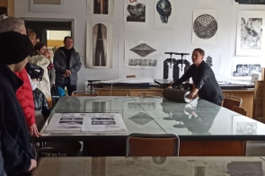 Pani Maryna Podolska pokazuję duży wałek do nakładania farby na metalowe blachy 