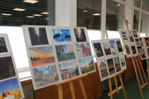 nagrodzone prace uczestników konkursu fotograficznego ”Kolory smutku, odcienie radości – uchwycone w obiektywie, emocje w fotografii…”umieszczone na sztalugach 