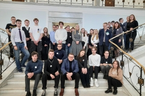 Grupa uczniów zwiedza Sejm