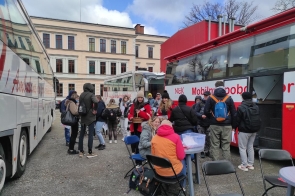 tłum - XXI akcja krwiodawstwa pod hasłem „Zdaj egzamin z życia”